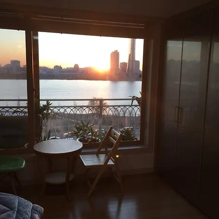 Syun'S Nest 'River View & City View' 호텔